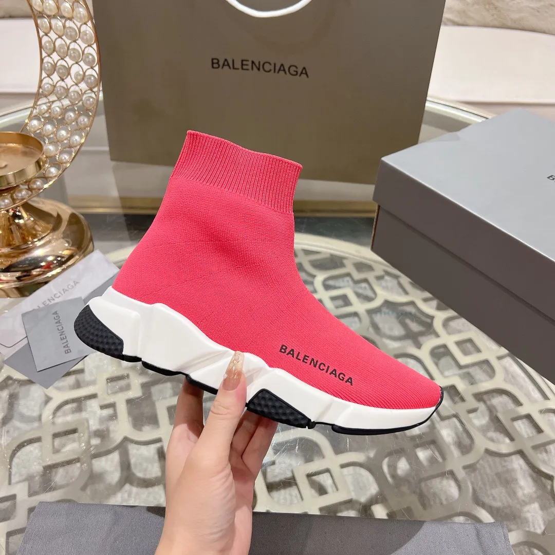 👟👟Ex-factory price 400👟👟 Balenciaga classic sock boots, originally produced by the factory, purchasing agent level. The latest original outsole mold, (TPU ten-vacuum outsole, the highest version on the market, please do not compare prices with TPR outsole, don’t bother if you don’t know the product) The black, white and red three-color vacuum sole shows high-end luxury. •Upper: elastic fly weave double-layer composite gold wire high-elastic knitted mesh cotton •Inner lining: imported double-sided velvet, which is comfortable and resilient to shape •Insole: original imported terry cloth, breathable but not fading •Sole: TPU ten-vacuum outsole (to eliminate pores) •Packaging: full set of packaging (certificate, invoice, cloth bag, handbag) •Size: 34-45 standard code (34, 45, 46.47 can be customized and are not returnable)